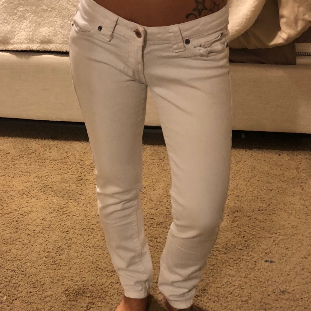 WHITE JEANS